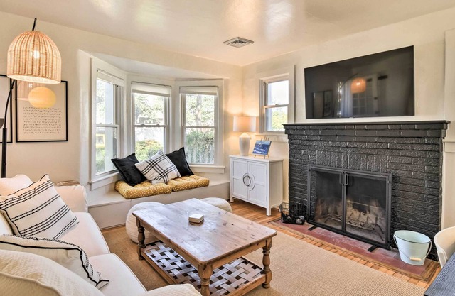 Charming 'Castaway Cottage' - Walk to Beach!