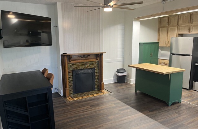 Charming centrally located 1-bedroom apartment in Newark with WiFi.