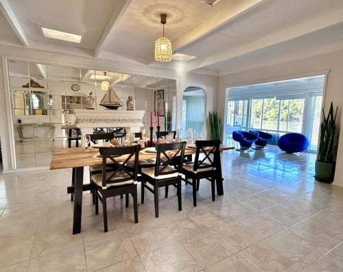 Charming Chevron Island Haven- Dog-Friendly Retreat Right on Main River