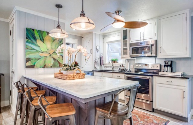 Charming Chic Cottage w/Walk to Downtown & River