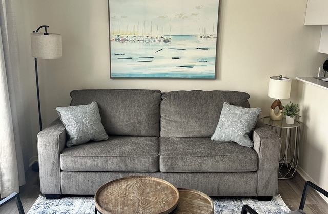 Charming, clean and spacious unit with private balcony 1.5 blks from the beach!