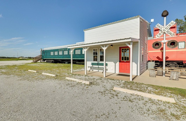 Charming Converted Railcar Studio in Joplin!