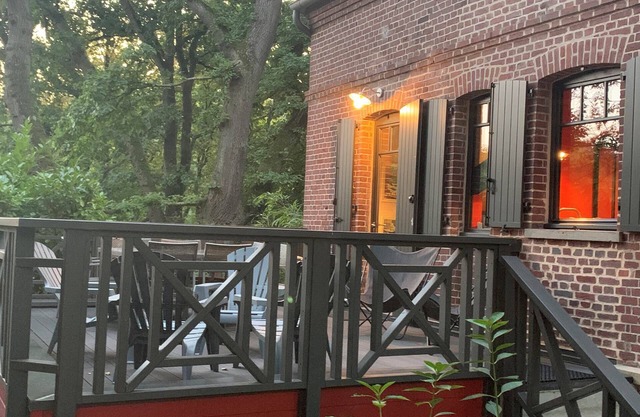 Charming cottage for 8 people in the heart of a wood by the sea