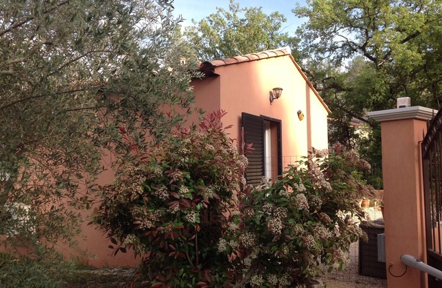 Charming cottage between sea and mountains