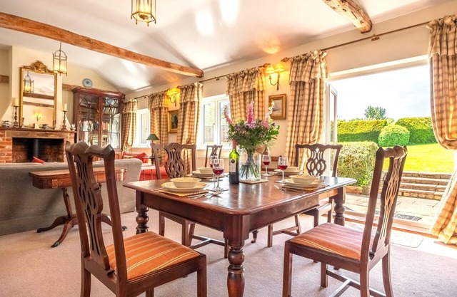 Charming cottage in beautiful private countryside with a boating lake - The Calf Pens