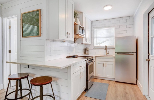 Charming cottage in delightful Stuart with AC, WiFi