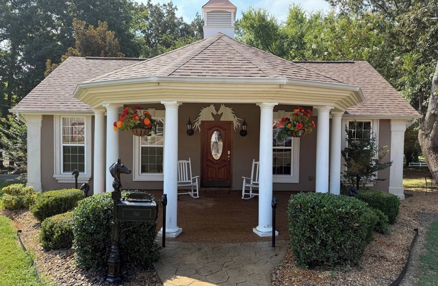 Charming Cottage on 70 acre Horse Ranch, 14 miles from I-40, Carroll County, TN