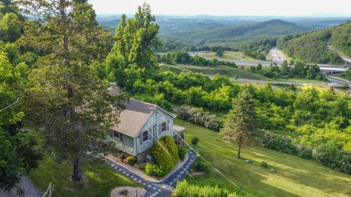 Charming Cottage W Majestic Mountain Views