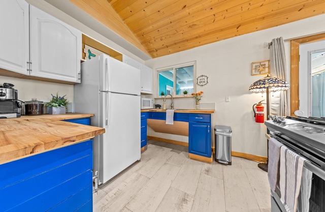 Charming cottage with fenced backyard 2 blocks from the beach