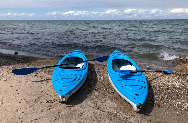 Charming Cottage with Private Beach (sleeps 6, A/C, Wifi & Kayaks)