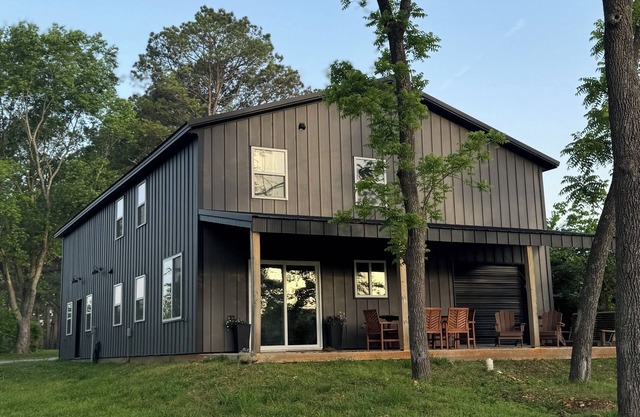 Charming Country Retreat, convenient to downtown Fayetteville, private garage