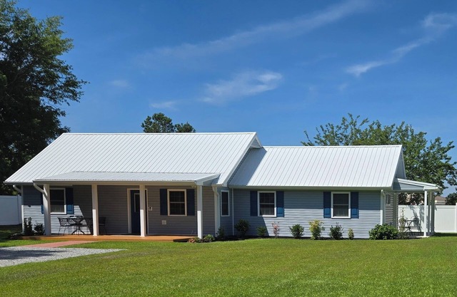 Charming & Cozy 3bdr 2b Home in Heart of Swansboro Perfect for a Relaxing Stay!