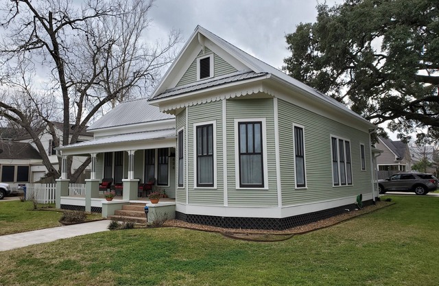 Charming & Cozy Victorian in Quiet Residential Setting