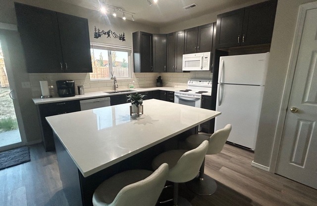 Charming duplex in NW Redmond, close to everything with peek-a-boo mountain view