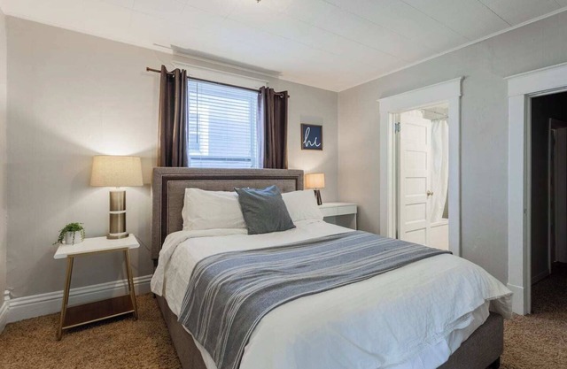 Charming Duplex Near Food and Fun | 15/16