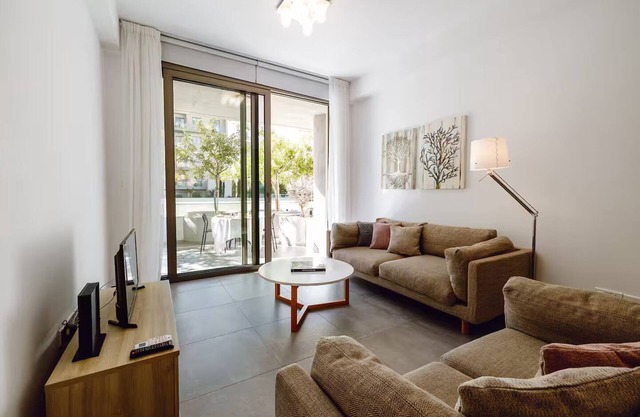 Charming Elysia Park 2 bedroom luxury apartment with pool in centre of Paphos