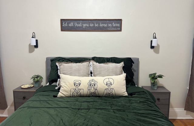 Charming family friendly 2-bedroom house in Utica with WiFi