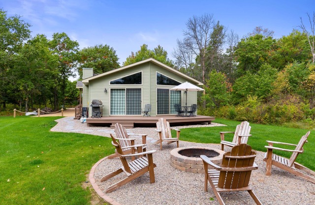 CHARMING FAMILY HOME ON CASTLE ROCK LAKE