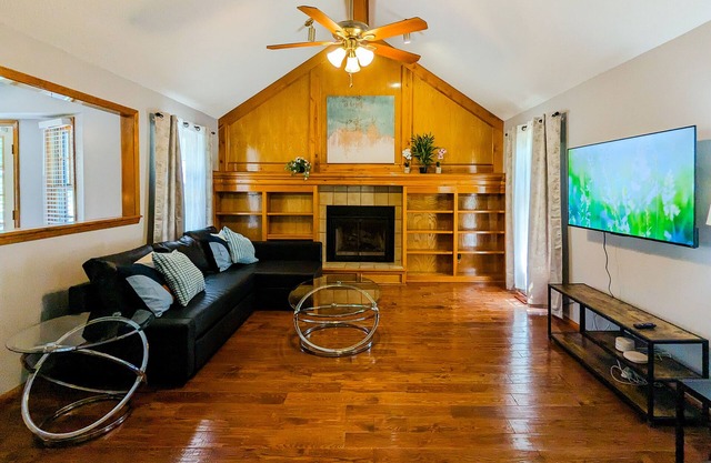 Charming Family Retreat South Overland Park