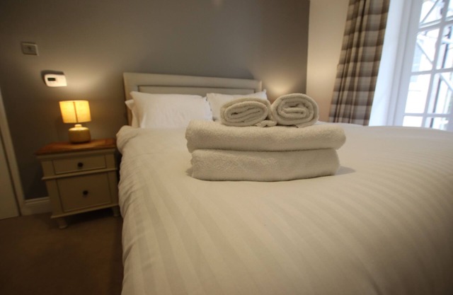 Charming Flat With Private Patio in Clifton