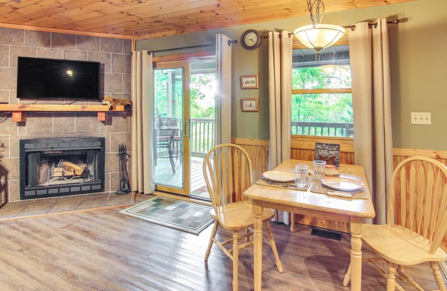 Charming 'fox Den' Cabin in Whittier w/Hot Tub!