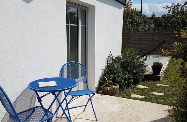 Charming self-catering cottage, terrace, close to beaches and Ile d'Oléron