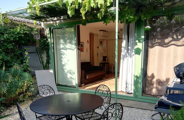 Charming Mazet with swimming pool