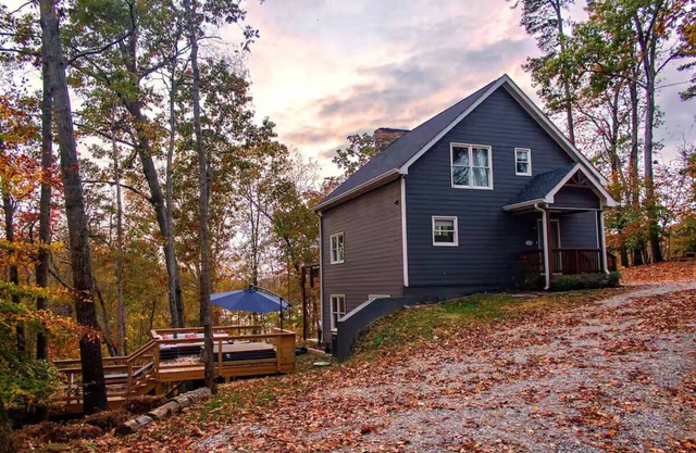 Charming Gainesville Lakehouse with Hot Tub, Arcade Room, Mini Golf, King Beds