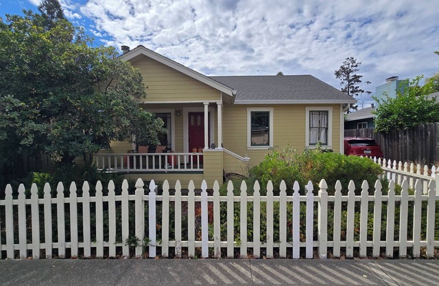 Charming Getaway – Cozy Pet-Friendly Cottage