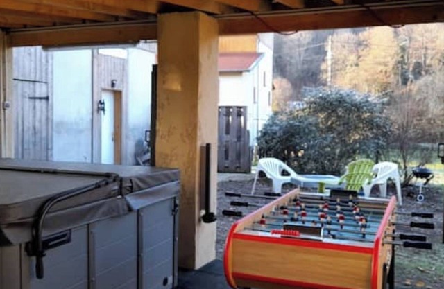 Charming gîte with jacuzzi, baby, river pond