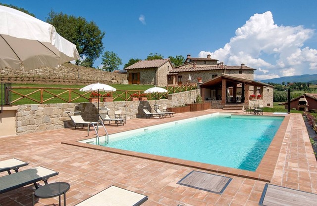 charming hamlett with private ool, ideal place for vacation with friends