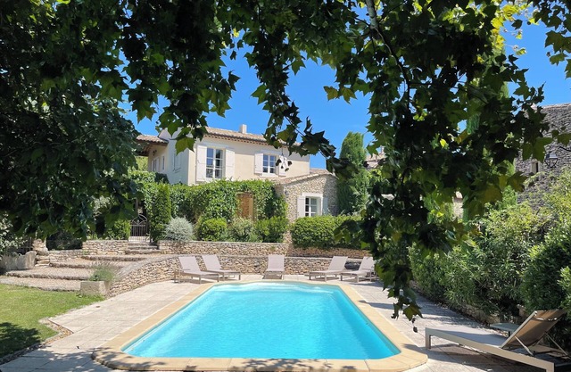 Charming house with swimming pool in an authentic village 10 mn from Gordes