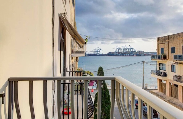 Charming home Apt with private balcony in B'Bugia
