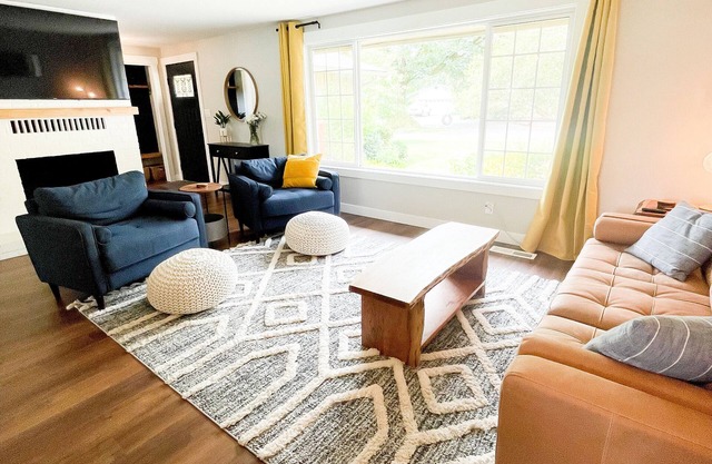 Charming Home Suitable for Large Families, Walk to Downtown & Beautiful Park