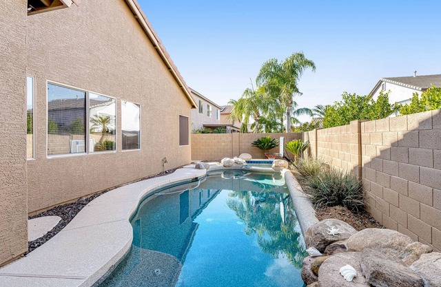 Charming home with pool, pool spa, fast WiFi, firepit, game room & washer/dryer