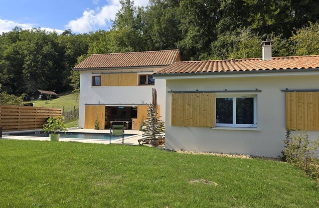 Charming house in Château-l'Évêque with private pool