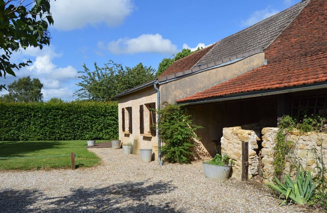 Charming House with Garden, Near Eguzon Lake and Scenic Villages, Free Bikes Included