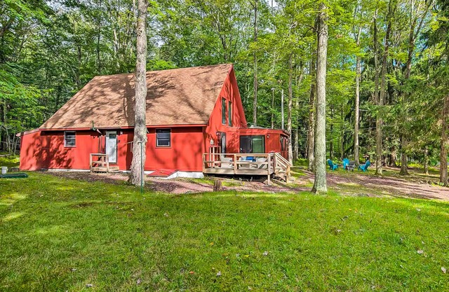 Charming house with private indoor hot tub, deck & firepit - golfers welcome