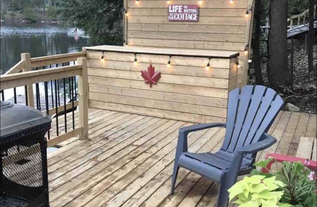 Charming Lakefront Bala Cottage