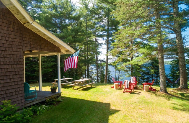Charming lakefront cabin close to Acadia National Park