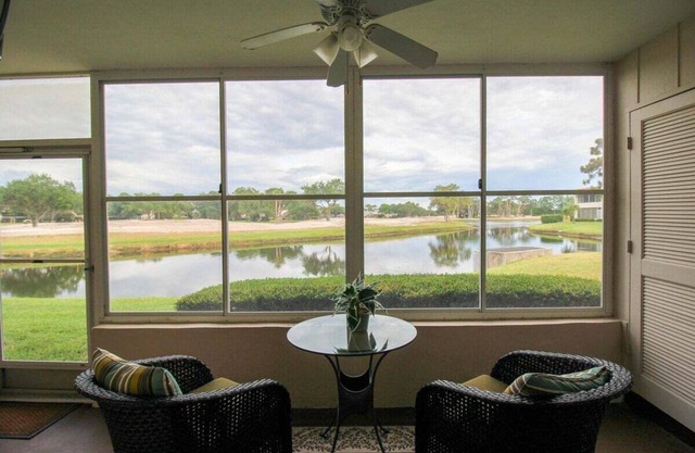 Charming lakefront condo located in the desirable community of Palm Aire - Golfers Little Getaway