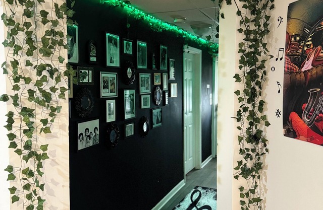 Charming Lakefront Music Themed 1-bedroom terrace level apartment in Austell