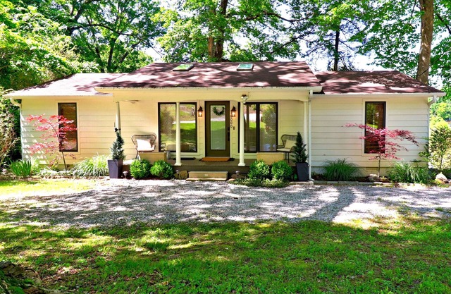 Charming Lakefront Home~Hot Tub~Firepit~Lg Covered Deck