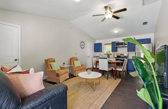 Charming Large 1-bedroom cottage with AC, WiFi in serene Loxahatchee