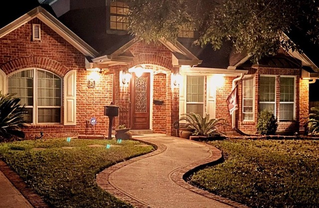 Charming large 4-bedroom house with movie room in vibrant New Orleans!n