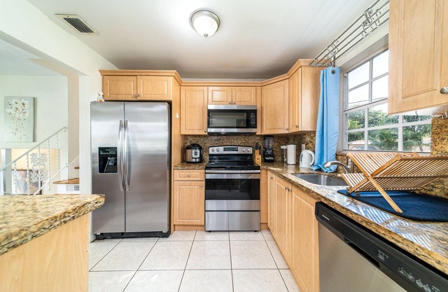 Charming & Large Pool Home 6