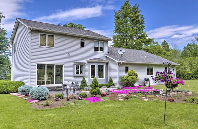Charming Lewiston Apt: 10 Miles to Niagara Falls!