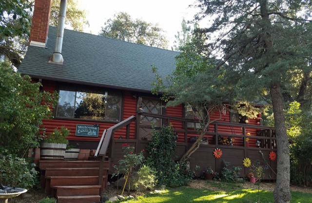 Charming log cabin surrounded by the hills of the Cleveland National Forest