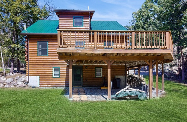 Charming Log Cabin w/Free WiFi plus a Community Pool, Tennis, & Clubhouse