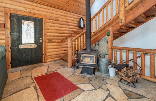 Charming Log Home with hot tub and river access